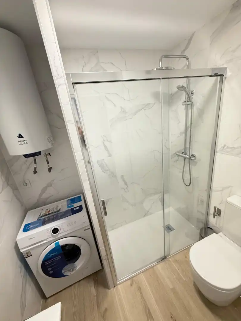 Baño de Estudio de alquiler en Fuengirola con Aire acondicionado, Calefacción y Terraza