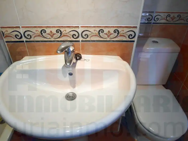 Badezimmer von Wohnung zur Miete in Oviedo  mit Heizung, Abstellraum und Ofen