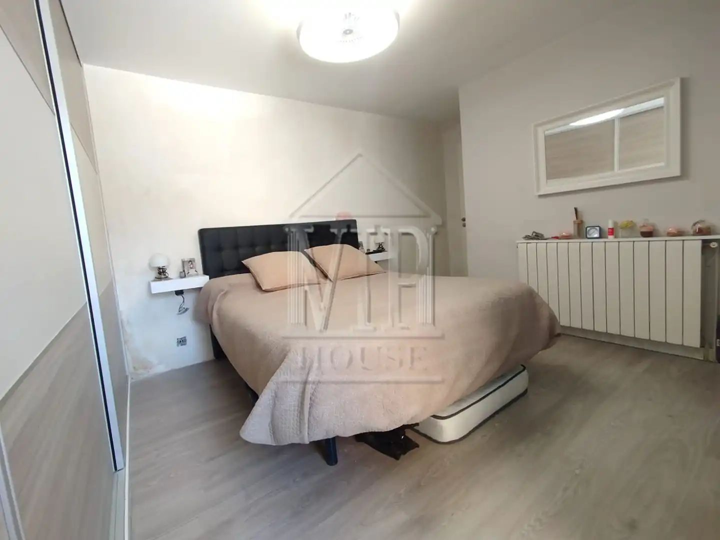 Schlafzimmer von Einfamilien-Reihenhaus zum Verkauf in Badalona mit Klimaanlage, Heizung und Parkett