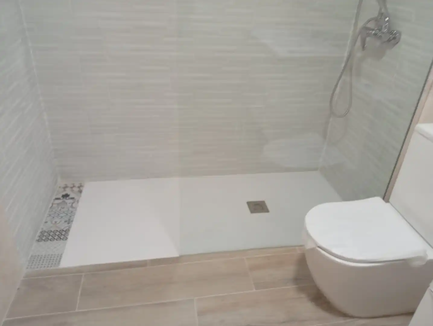 Badezimmer von Dachboden zum Verkauf in Calella mit Heizung, Parkett und Terrasse