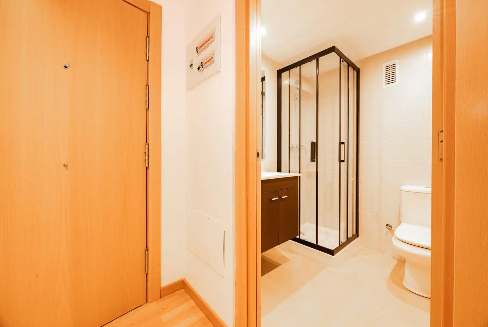 Bathroom of Flat for sale in Figueres  with Air Conditioner, Heating and Terrace