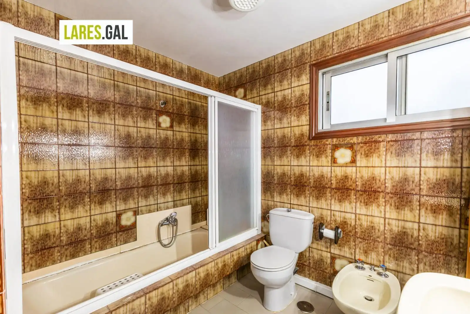 Baño de Piso en venta en Cangas  con Calefacción, Terraza y Trastero