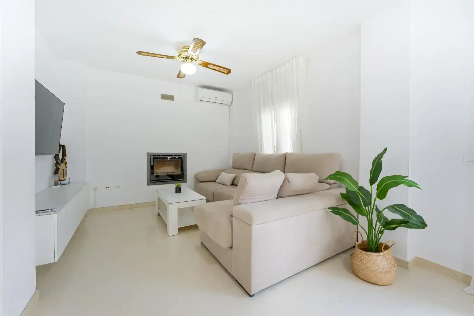 Sala d'estar de Casa adosada en venda en Espartinas amb Aire condicionat, Calefacció i Jardí privat