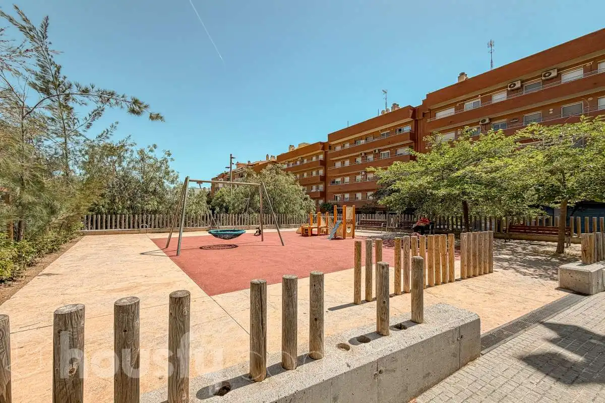 Vista exterior de Piso en venta en Sant Boi de Llobregat con Calefacción, Amueblado y Balcón
