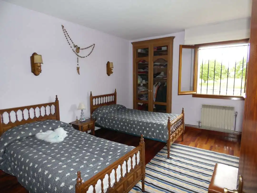 Habitación de Casa o chalet en venta en Villarcayo de Merindad de Castilla la Vieja con Calefacción, Terraza y Piscina