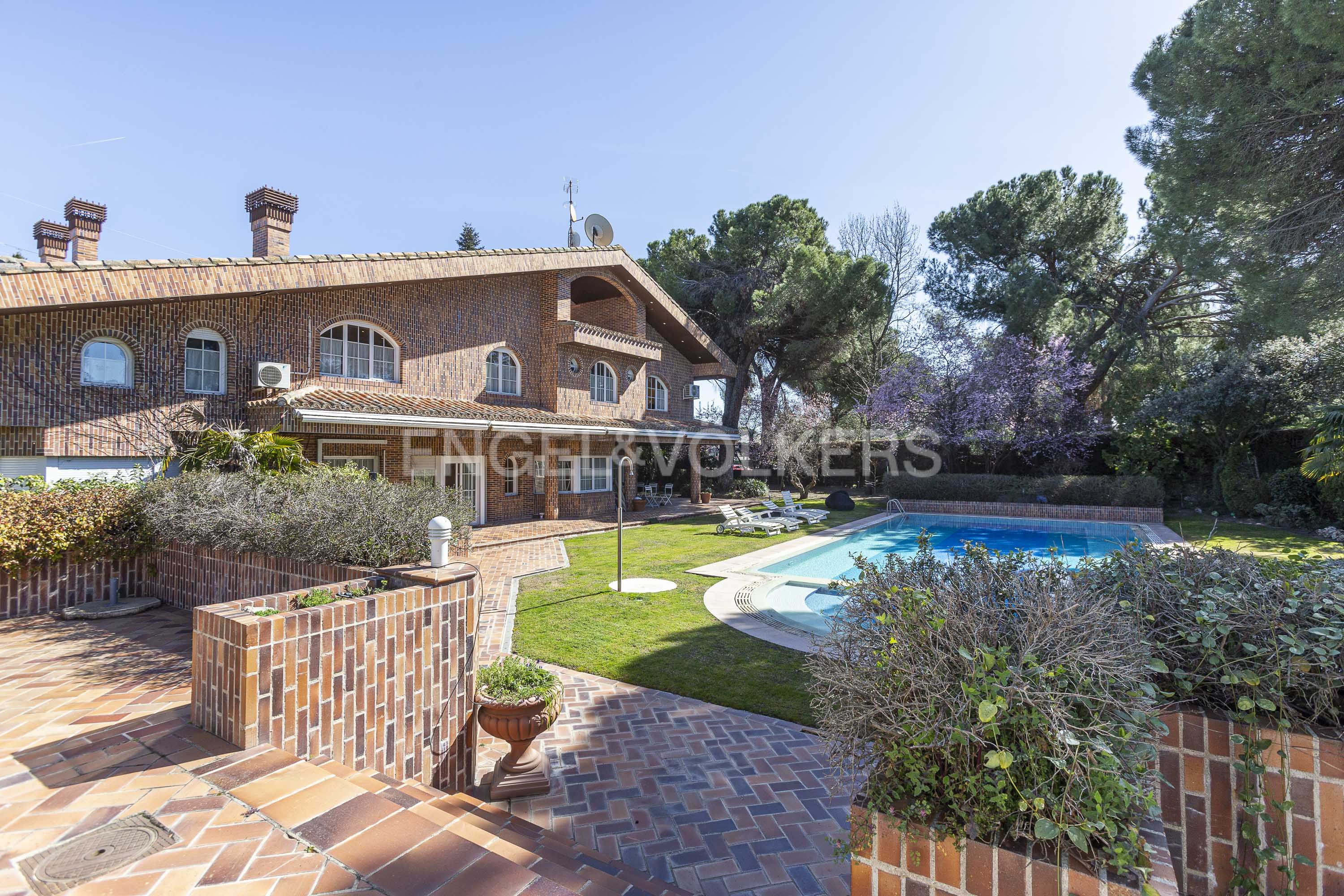 Vista exterior de Casa o xalet en venda en Pozuelo de Alarcón amb Aire condicionat, Calefacció i Jardí privat