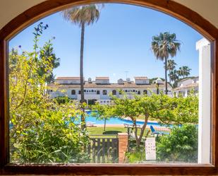 Jardí de Casa adosada de lloguer en Estepona amb Aire condicionat i Balcó