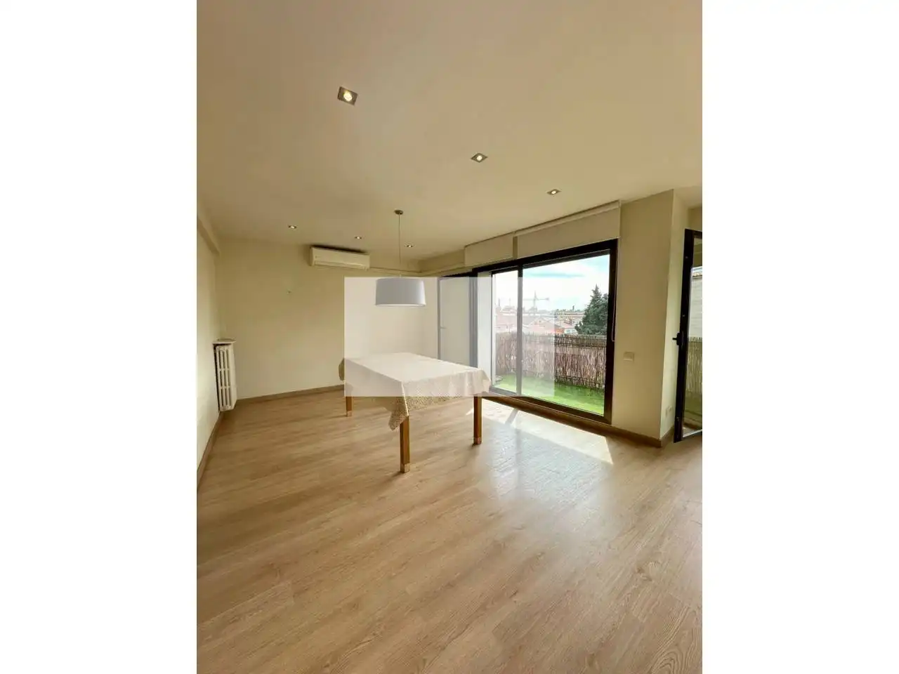 Flat with terrace to rent in Calle Rambla