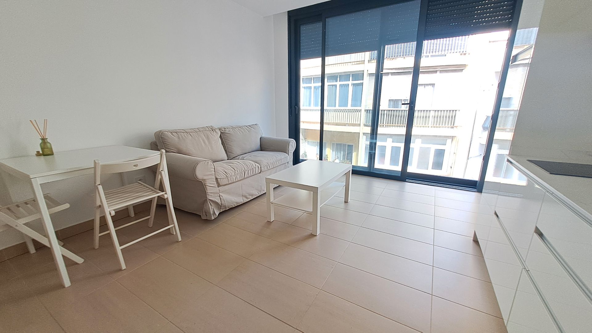 Sala d'estar de Estudi de lloguer en Las Palmas de Gran Canaria amb Moblat, Rentadora i Microones