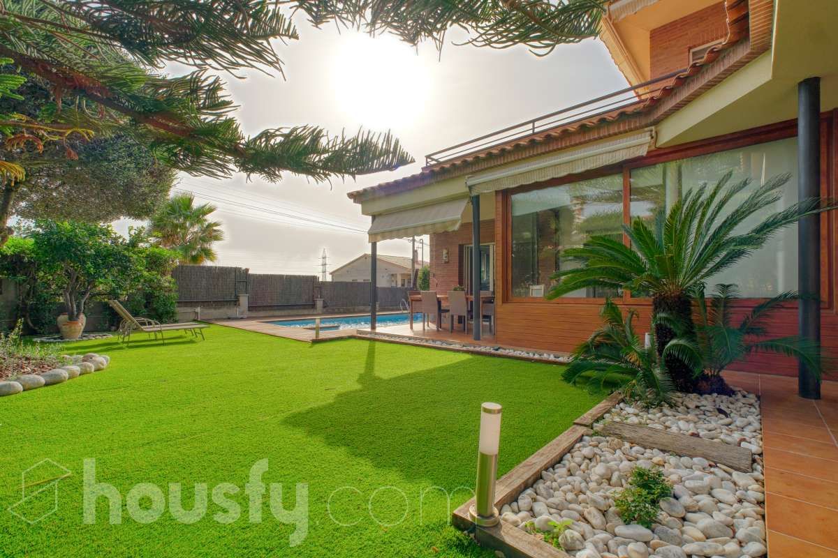 Jardí de Casa o xalet en venda en La Pobla de Montornès   amb Aire condicionat, Calefacció i Jardí privat