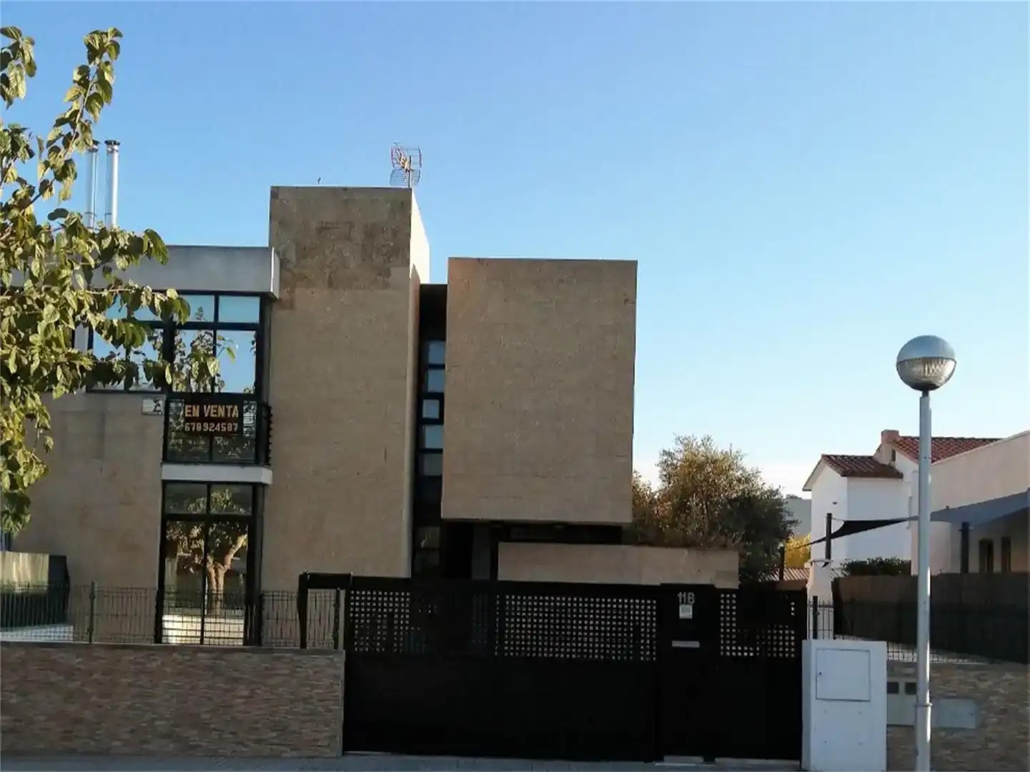 Vista exterior de Casa adosada en venda en Salou amb Aire condicionat i Balcó