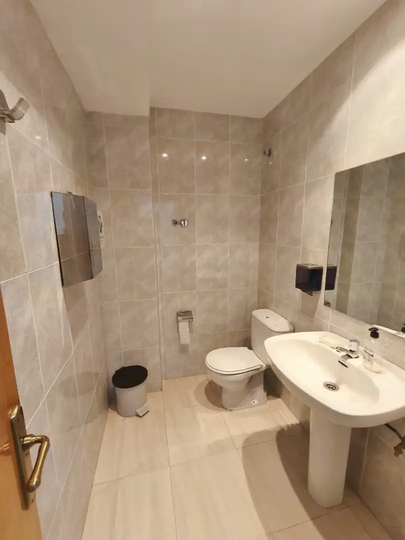 Bathroom of Flat for sale in Ourense Capital   with Air Conditioner and Parquet flooring