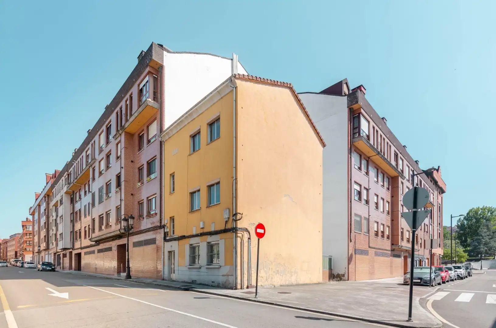 Außenansicht von Gebäude zum Verkauf in Oviedo 