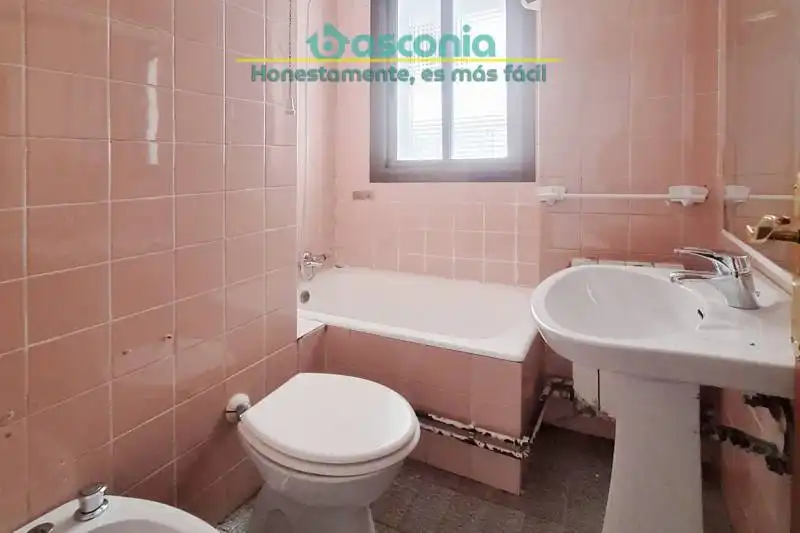 Baño de Piso en venta en Basauri  con Calefacción, Amueblado y Balcón