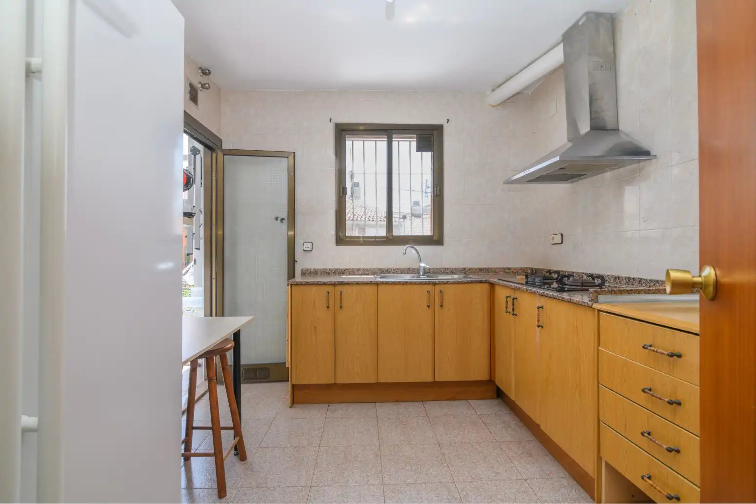 Cuina de Casa adosada en venda en Sant Boi de Llobregat amb Aire condicionat i Terrassa