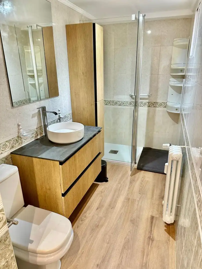 Bany de Apartament per a compartir en Madrid amb Aire condicionat, Forn i Rentadora