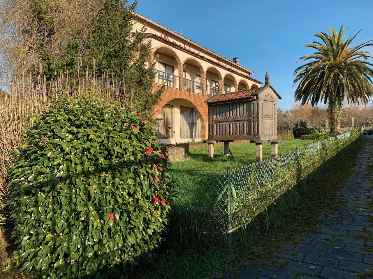 Vista exterior de Casa o xalet en venda en Santiago de Compostela  amb Jardí privat, Terrassa i Balcó