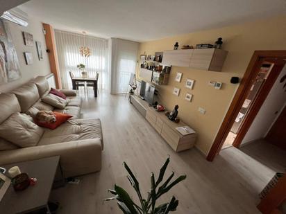 Sala d'estar de Dúplex de lloguer en Sant Celoni amb Aire condicionat, Terrassa i Piscina