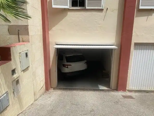 Parkplatz von Einfamilien-Reihenhaus zum Verkauf in Sotogrande mit Klimaanlage, Heizung und Privatgarten