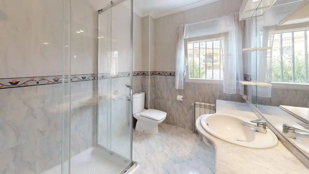 Bany de Casa o xalet en venda en L'Alfàs del Pi amb Jardí privat, Terrassa i Traster