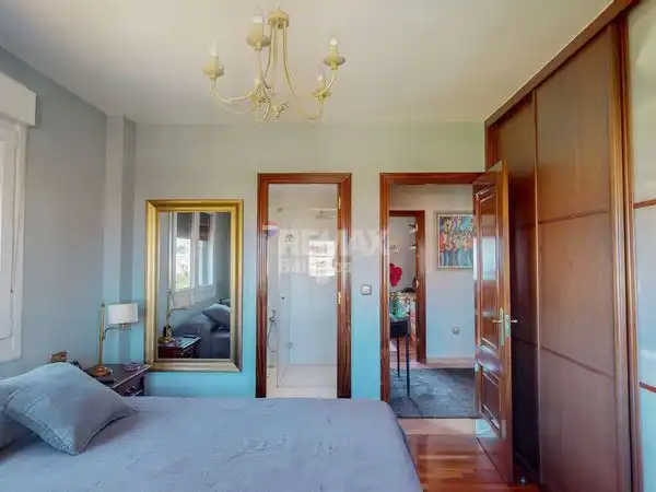 Dormitori de Casa o xalet en venda en Vigo  amb Calefacció, Jardí privat i Parquet