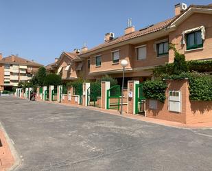 Vista exterior de Casa adosada en venda en Boadilla del Monte amb Aire condicionat i Terrassa