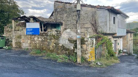 Vivienda adosada para reformar en Folgoso, Ayuntamiento de Esgos. Construcción de piedra y muchas posibilidades de reforma. Precio