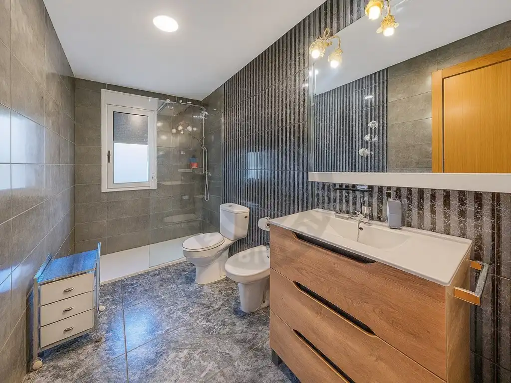 Bathroom of Houses for sale in Cáceres  with Swimming Pool, Oven and Washing machine