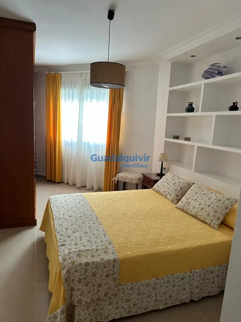 Schlafzimmer von Wohnung zur Miete in Sevilla mit Klimaanlage, Heizung und Terrasse