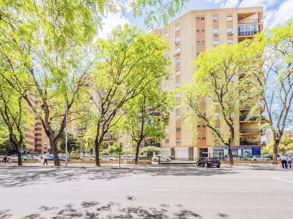 Vista exterior de Pis en venda en  Sevilla Capital amb Aire condicionat i Terrassa