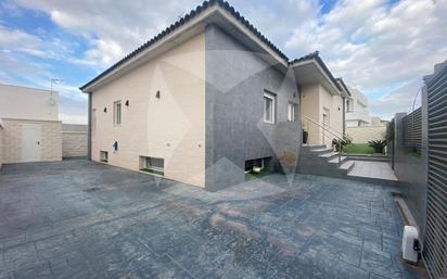 Vista exterior de Casa o xalet en venda en Badajoz Capital amb Jardí privat i Traster