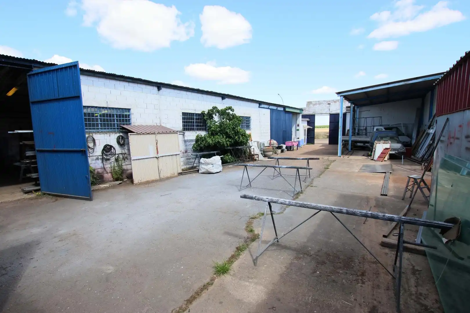 Garten von Fabrikhallen zum Verkauf in Guadiana