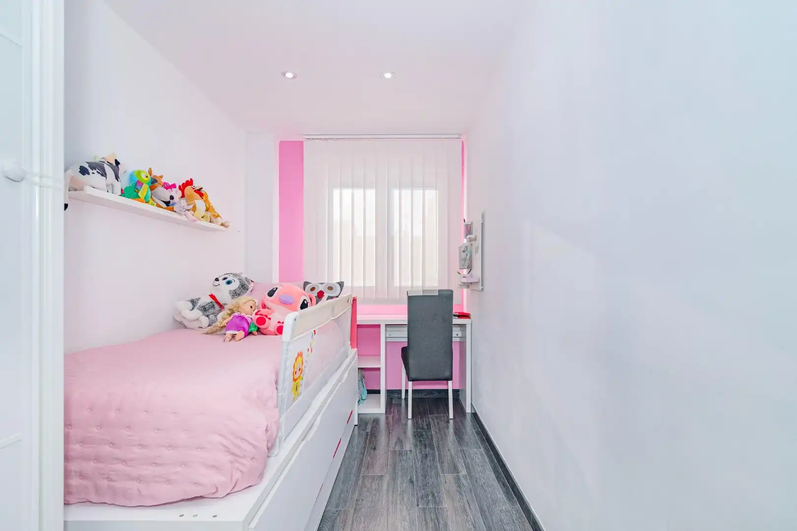 Bedroom of Flat for sale in Granada  with Air Conditioner, Heating and Furnished