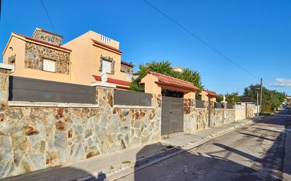 Vista exterior de Casa o xalet en venda en El Vendrell amb Terrassa, Piscina i Balcó