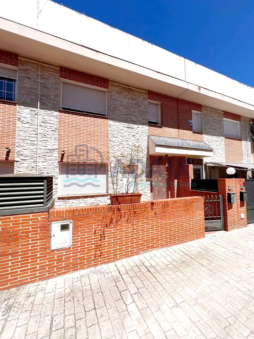 Adossat amb jardí de lloguer a Calle de Cartagena