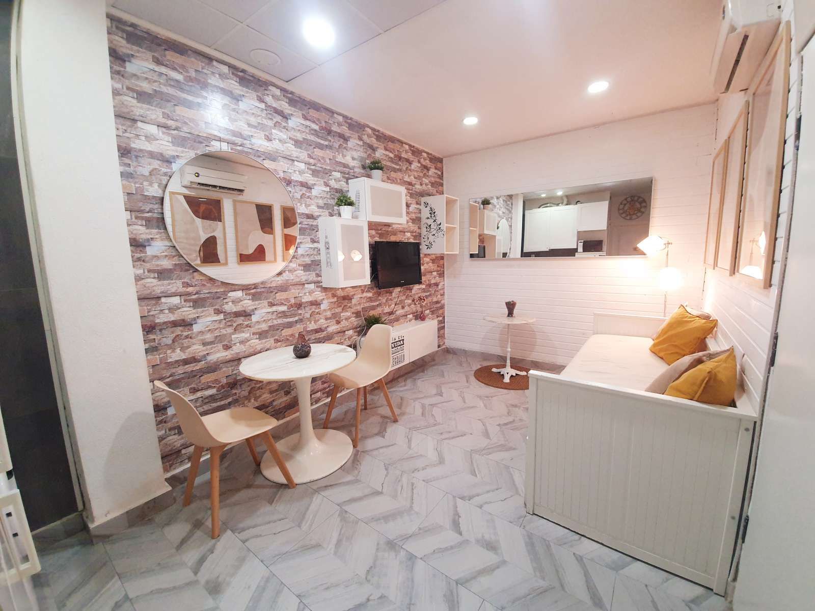 Living room of Apartment to share in  Madrid Capital  with Air Conditioner and Terrace