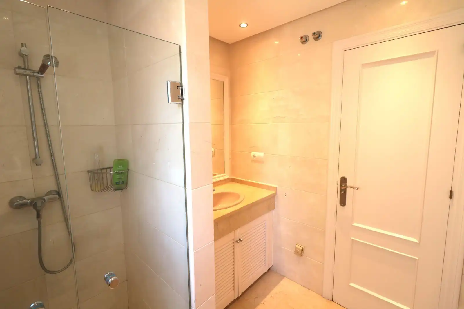 Baño de Piso en venta en Estepona con Aire acondicionado, Terraza y Amueblado