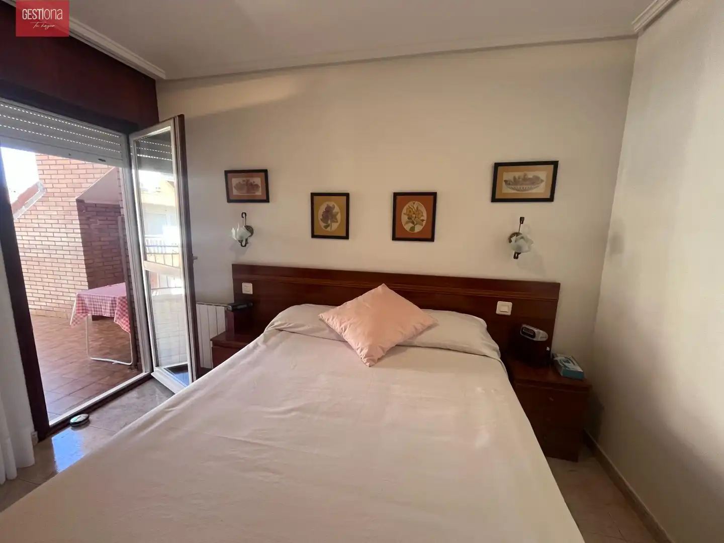 Schlafzimmer von Dachboden zum Verkauf in Noja mit Heizung, Terrasse und Möbliert