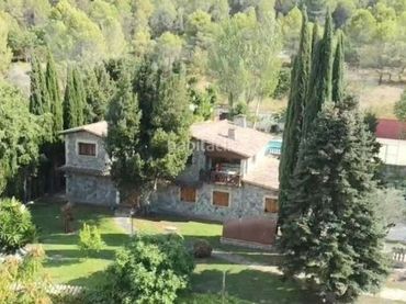 Xalet amb balcó en venda a Carrer de la Vinya 4