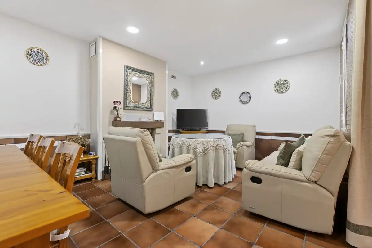 Sala d'estar de Casa adosada en venda en Santiponce amb Aire condicionat, Calefacció i Jardí privat