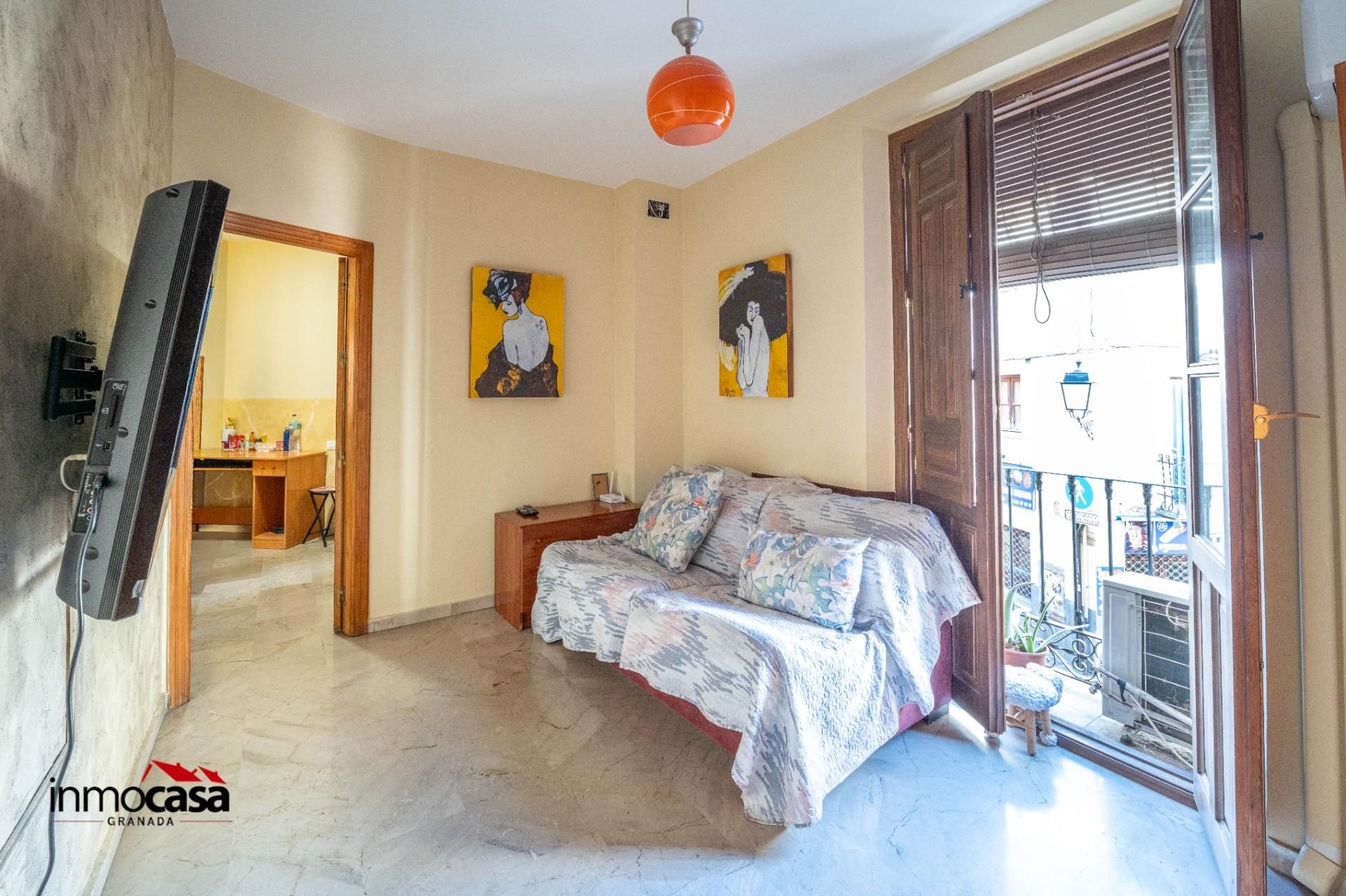 Dormitori de Pis en venda en  Granada Capital amb Balcó