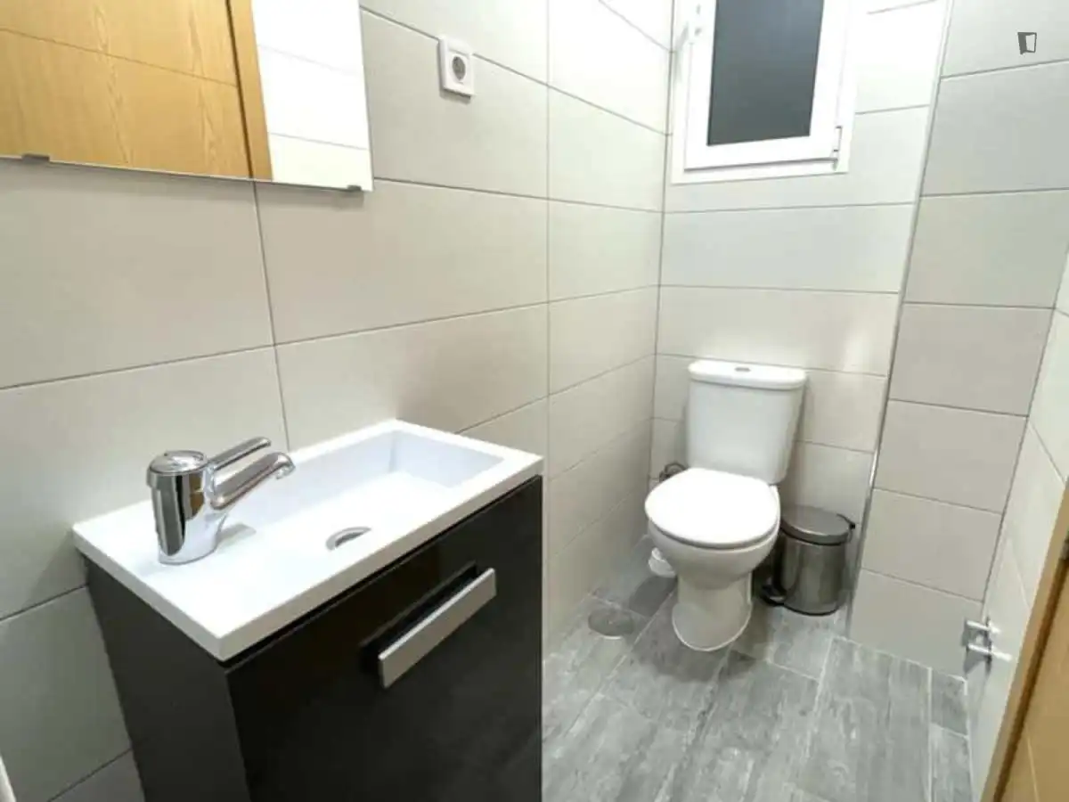 Bany de Apartament per a compartir en Madrid amb Moblat, Forn i Rentadora