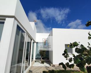 Vista exterior de Casa o xalet en venda en Chiclana de la Frontera amb Aire condicionat, Calefacció i Jardí privat