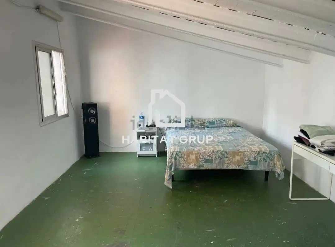 Habitación de Casa adosada en venta en Girona con Calefacción, Terraza y Trastero