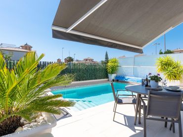 Casa pareada con balcón en venta en Orihuela Costa