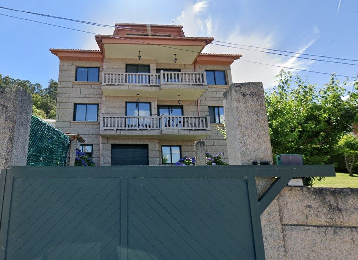 Vista exterior de Casa o xalet en venda en Redondela amb Jardí privat, Parquet i Terrassa
