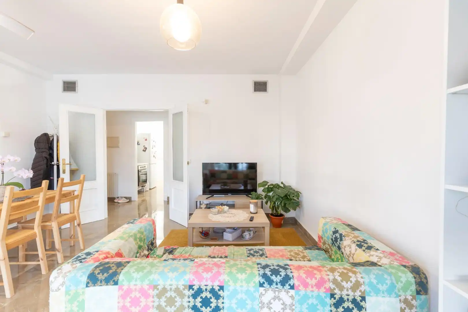 Living room of Flat for sale in Granada  with Balcony and Community pool