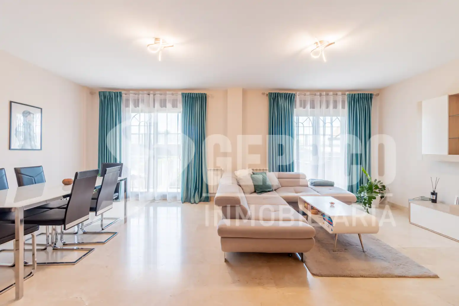 Sala de estar de Casa adosada en venta en Alcalá de Henares con Calefacción, Terraza y Piscina comunitaria