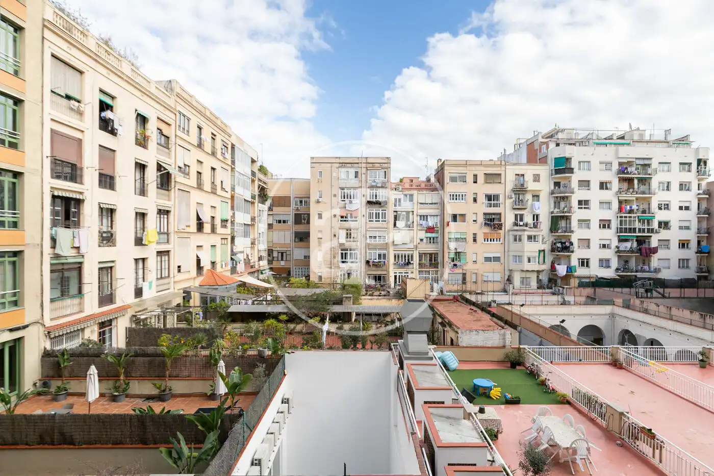 Außenansicht von Wohnung zum Verkauf in Barcelona mit Klimaanlage und Heizung