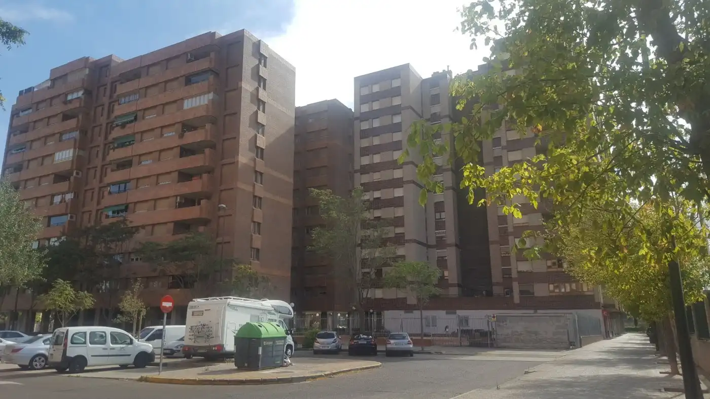 Außenansicht von Wohnung zur Miete in Zaragoza mit Klimaanlage, Heizung und Privatgarten